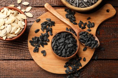 Tahta masanın üzerinde farklı tohumlar, düz uzanmış.