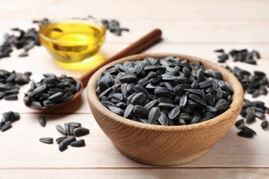 Ayçekirdeği ve yağ beyaz ahşap masa üzerinde, seçici odak