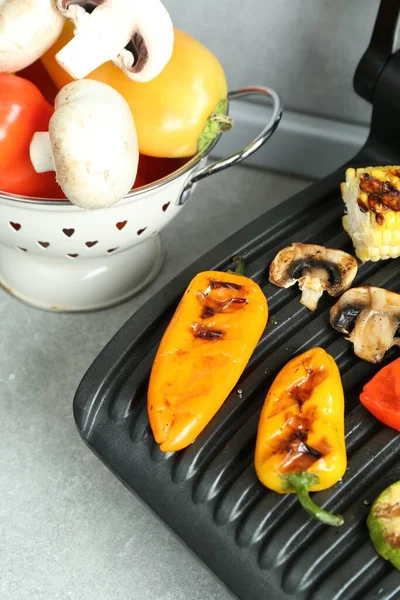 Işık masasında nefis sebzeli ızgara, yakın plan.