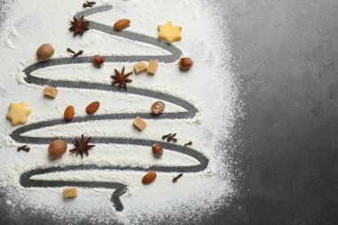 Un, kurabiye ve baharattan yapılmış Noel ağacı şekilli gri masa, düz yatak. Metin için boşluk