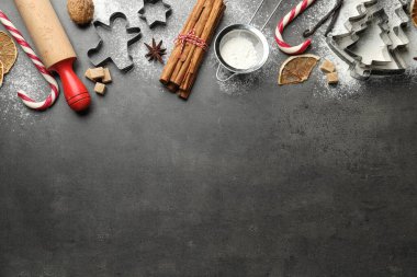 Merdaneli Noel kompozisyonu, gri masa üzerinde kurabiye keskisi ve baharatlar, düz yatak. Metin için boşluk