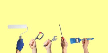 Sarı arka planda farklı aletler tutan insanlar, yakın plan. Kolaj