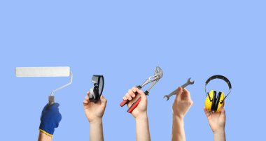 Soluk mavi arka planda farklı aletler tutan insanlar, yakın plan. Kolaj