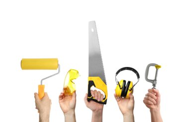 Beyaz arka planda farklı aletler tutan insanlar, yakın plan. Kolaj