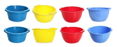 Beyazda izole edilmiş renkli plastik leğenler.