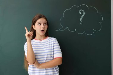 Okula dönelim. Düşünce baloncuğu ve soru işareti çizilmiş karatahtanın yanında fikri olan bir kız.