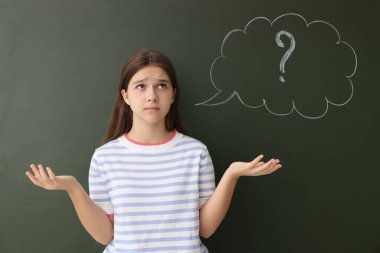 Okula dönelim. Düşünce baloncuğu ve soru işareti çizilmiş karatahtanın yanındaki kafası karışmış kız.