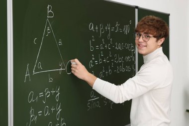 Okula dönelim. Öğrenci içeride karatahta üzerinde matematik yapıyor.