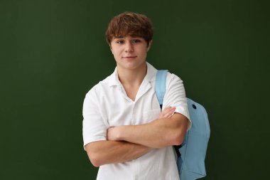 Okula dönelim. Sırt çantalı öğrenci içeride yazı tahtasının yanında.