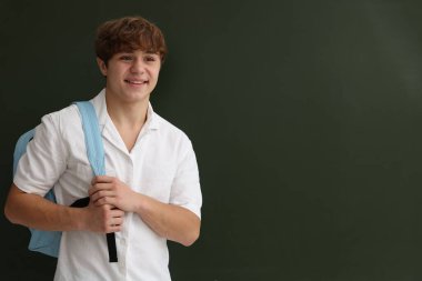 Okula dönelim. Sırt çantalı öğrenci yazı tahtasının yanında, metin için boşluk