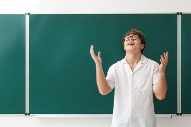 Okula dönelim. Kapalı alanda tahtaya yakın duygusal çocuk, metin için boşluk.