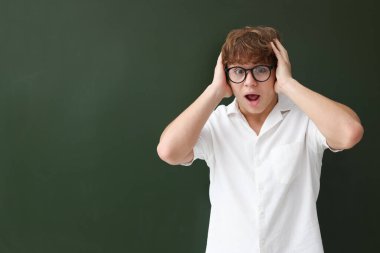 Okula dönelim. Kapalı alanda tahtaya yakın duygusal çocuk, metin için boşluk.