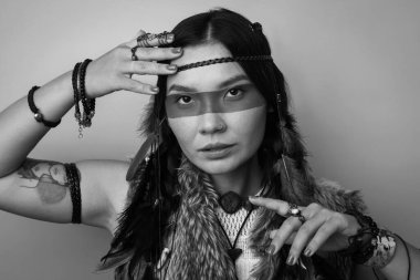 Işıklı arka planda yüz resmi olan şaman kadın, siyah-beyaz efekt.