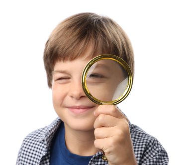 Beyaz arka plan üzerinde büyüteç ile küçük çocuk