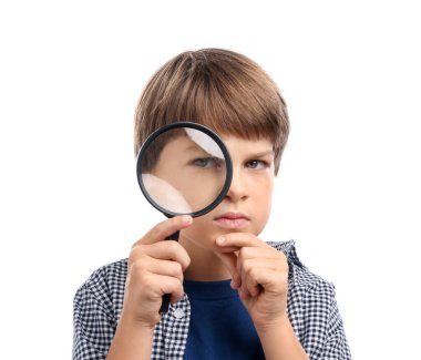 Beyaz arka plan üzerinde büyüteç ile küçük çocuk