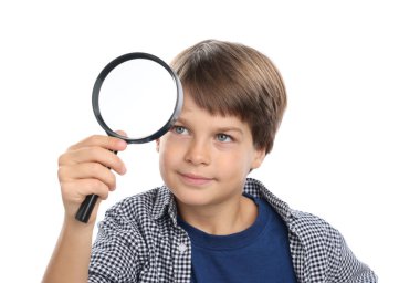 Beyaz arka plan üzerinde büyüteç ile küçük çocuk