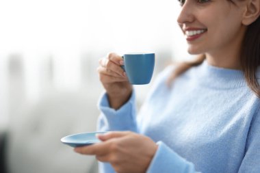 Arka planda kahve molası veren gülümseyen kadın, yakın plan. Metin için boşluk