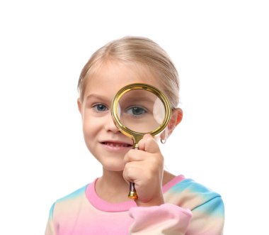 Beyaz arka planda büyüteç olan küçük kız.