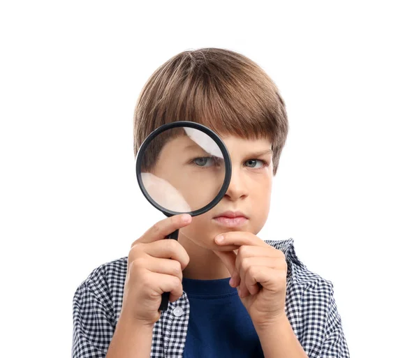 Beyaz arka plan üzerinde büyüteç ile küçük çocuk