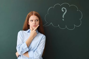 Okula dönelim. Düşünceli kız. Düşünce baloncuğu ve soru işareti çizilmiş karatahtanın yanında.