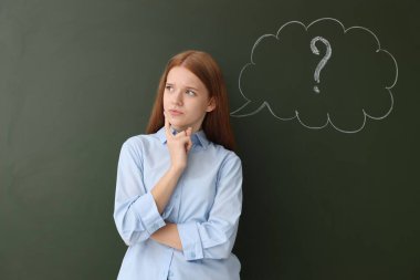 Okula dönelim. Düşünceli kız. Düşünce baloncuğu ve soru işareti çizilmiş karatahtanın yanında.