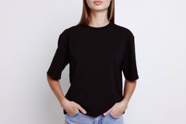 Beyaz arka planda siyah tişört giyen kadın, yakın plan. Tasarım için model