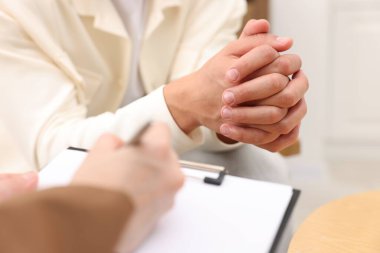 Hasta ile çalışan profesyonel psikolog ve ofiste panoya yazı yazmak, yakın plan.