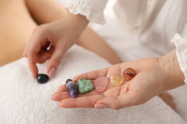 Kristal terapi gören kadın aurasını kapalı alanda iyileştirmek ya da yenilemek için, yakın çekim