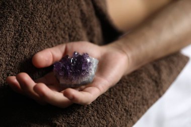 Kristal terapi gören bir adam aurasını kapalı alanda iyileştirmek ya da yenilemek için, yakın çekim