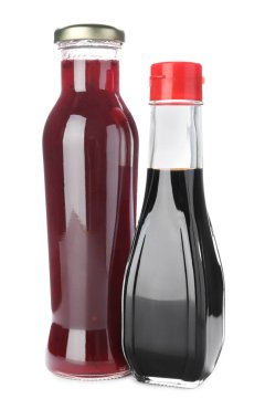 Farklı lezzetli soslu şişeler beyaz üzerine izole edilmiş.