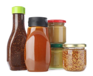 Farklı lezzetli soslu şişeler ve kavanozlar beyaz üzerine izole edilmiş.