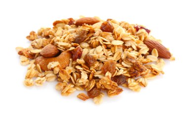 Kurumuş meyve ve fındıklı lezzetli tahıl yığını beyaza izole edilmiş.