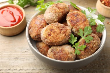 Ahşap masada servis edilen leziz köfteler, yakın plan.