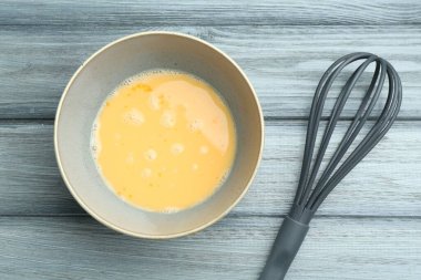 Kavanozda çırpılmış yumurtalar ve tahta masada çırpılmış çırpılmış çırpılmış çırpılmış.
