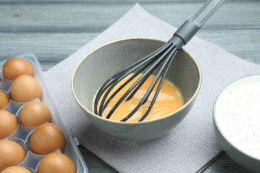 Kavanozda çırpılmış yumurta, çırpılmış un masada, yakın plan.