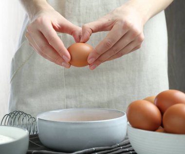 Masada yumurta kıran kadın, yakın plan.