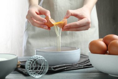 Masada yumurta kıran kadın, yakın plan.