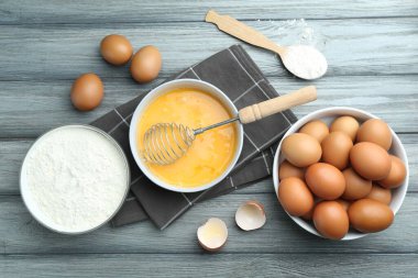 Tahta masada çırpılmış yumurta, çırpılmış çırpılmış un, düz uzanmış