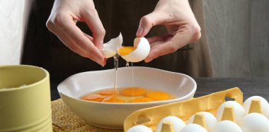 Masada yumurta kıran kadın, yakın plan.