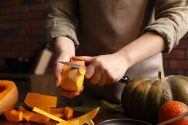 Masada kabak soyan bir kadın, yakın plan.