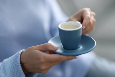 Arka planda kahve molası veren kadın, yakın plan.