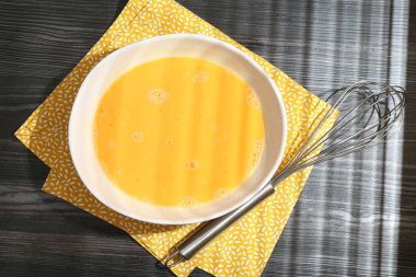 Kavanozda çırpılmış yumurtalar ve koyu ahşap masada çırpılmış çırpılmış çırpılmış çırpılmış çırpılmış.