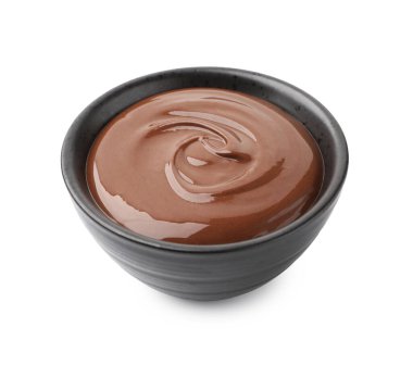 Lezzetli eritilmiş çikolata kasede, beyazın üzerinde.