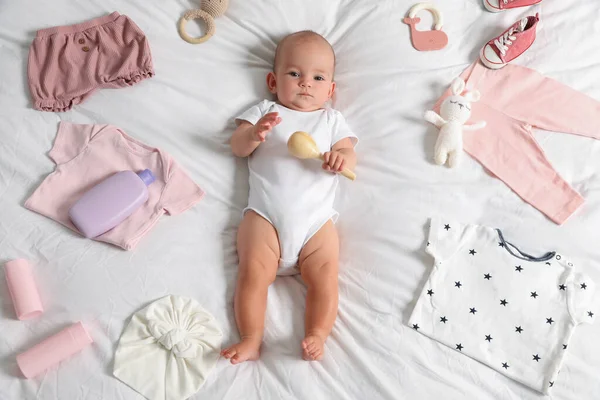 Sevimli bebek, farklı kıyafetler ve aksesuarlar.