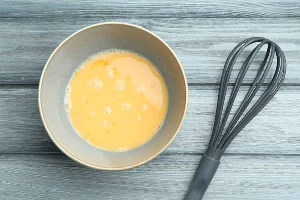 Kavanozda çırpılmış yumurtalar ve tahta masada çırpılmış çırpılmış çırpılmış çırpılmış.