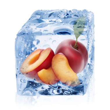 Buz küpünün içindeki taze erikler beyaza izole edilmiş.