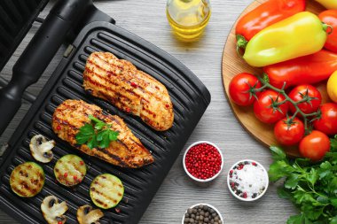 Lezzetli tavuk filetosu, mantar, baharat ve sebzeli ızgara, ahşap masa, düz yatak.