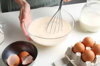 Beyaz masada hamuru hazırlayan kadın, yakın plan.