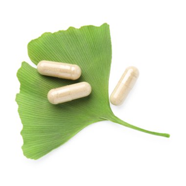 Ginkgo biloba yaprağı ve haplar beyaz, üst görünümde izole
