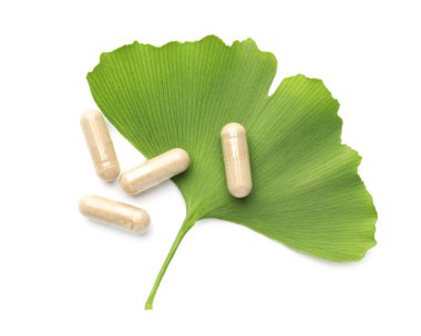 Ginkgo biloba yaprağı ve haplar beyaz, üst görünümde izole